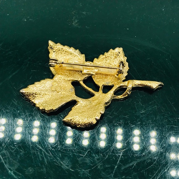Vintage 70’s DuBarry Fifth Avenue textured leaf cluster brooch pin. - Picture 3 of 6